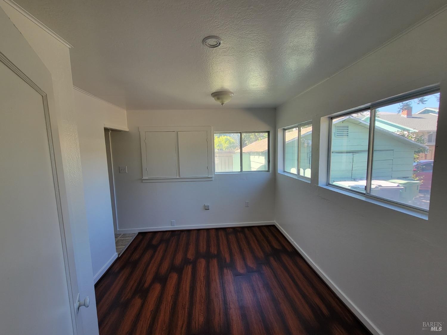Detail Gallery Image 7 of 17 For 114 W Third St, Cloverdale,  CA 95425 - 2 Beds | 1 Baths