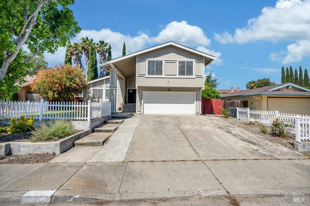 Detail Gallery Image 2 of 45 For 369 Arlington Cir, Fairfield,  CA 94533 - 4 Beds | 2/1 Baths