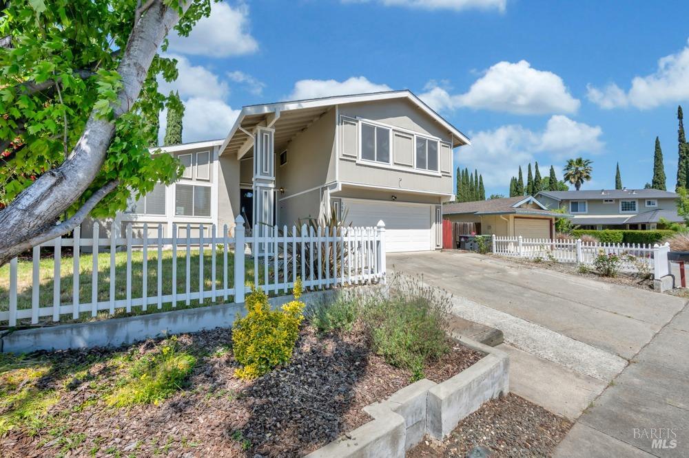 Detail Gallery Image 1 of 1 For 369 Arlington Cir, Fairfield,  CA 94533 - 4 Beds | 2/1 Baths