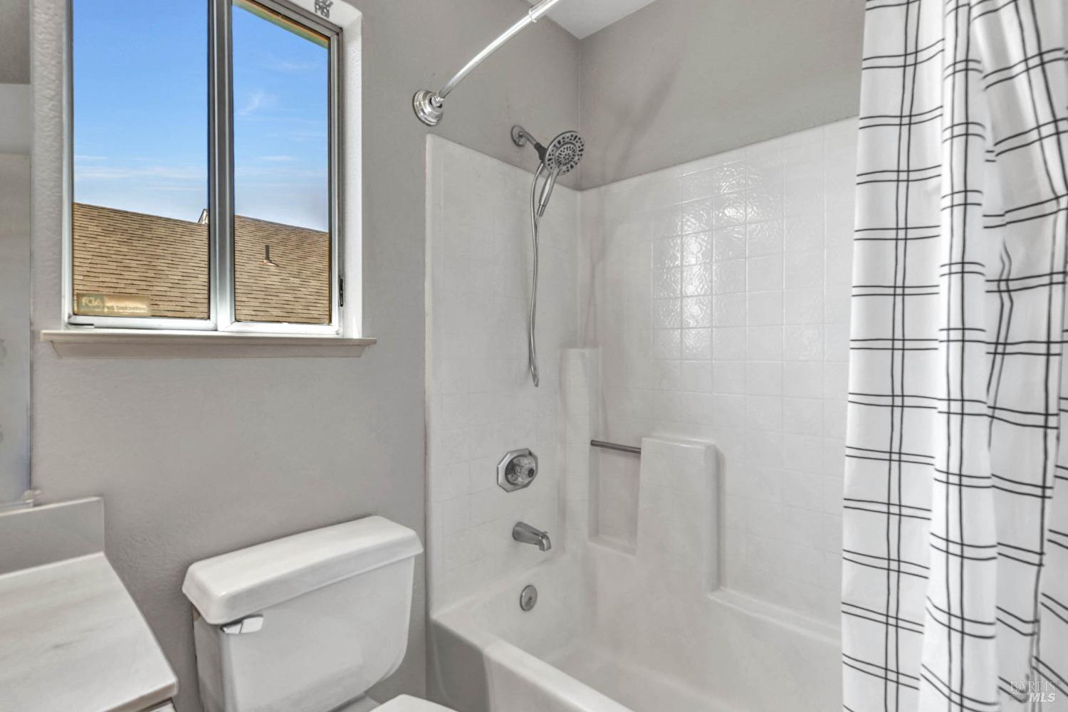 Detail Gallery Image 24 of 38 For 109 Exposition Dr, Vallejo,  CA 94589 - 3 Beds | 2/1 Baths