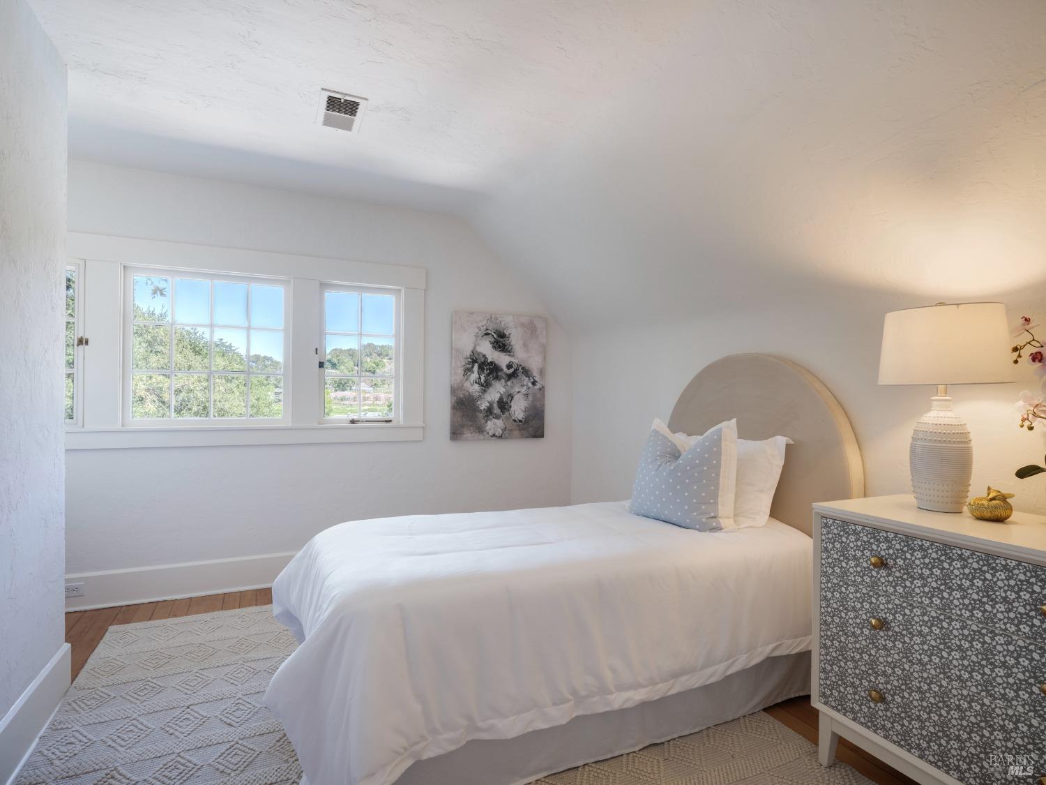 Detail Gallery Image 14 of 32 For 9 Equestrian Ct, Novato,  CA 94945 - 7 Beds | 5/1 Baths