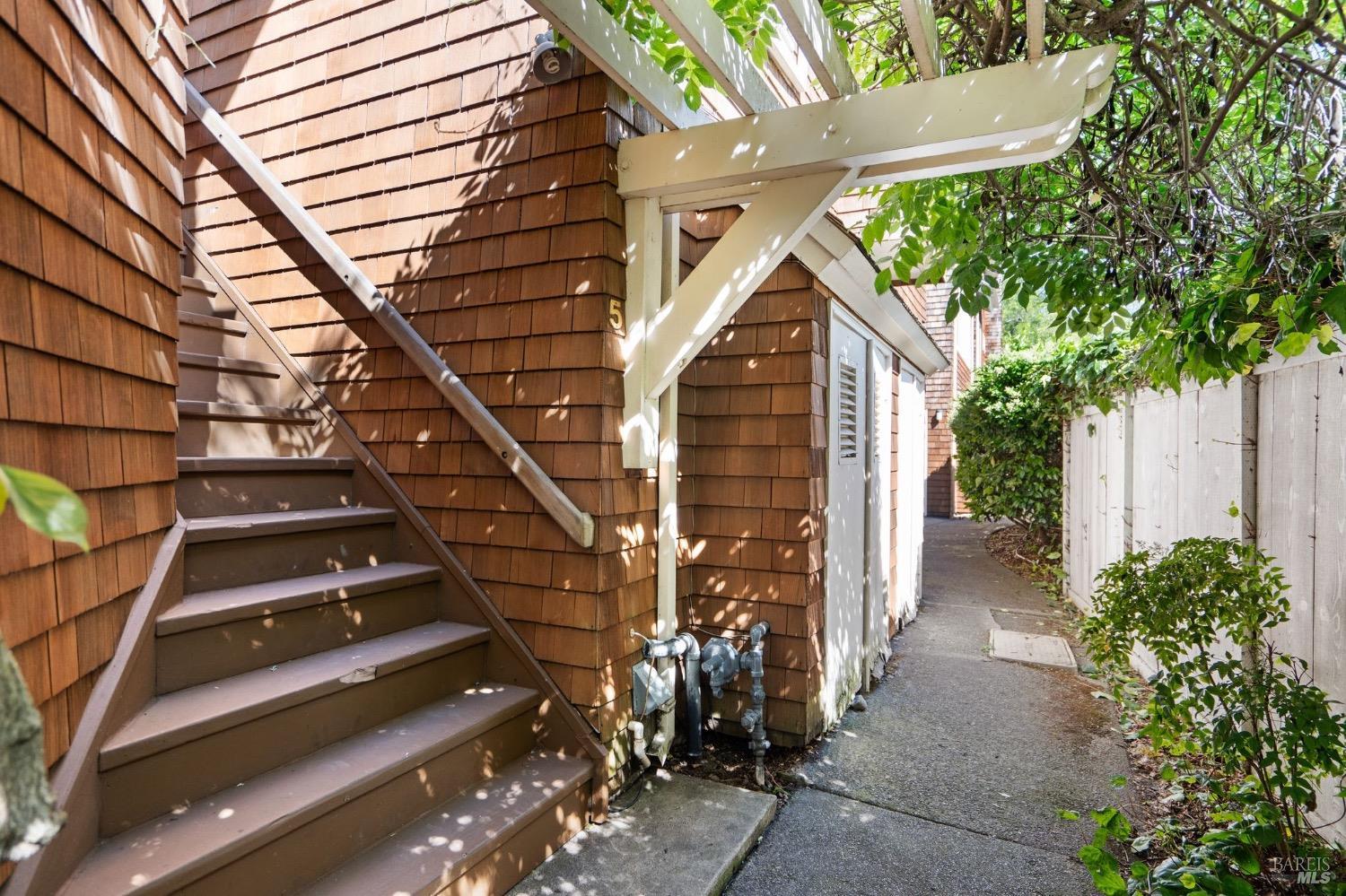 Detail Gallery Image 6 of 20 For 76 Ross Ave #5,  San Anselmo,  CA 94960 - 1 Beds | 1 Baths