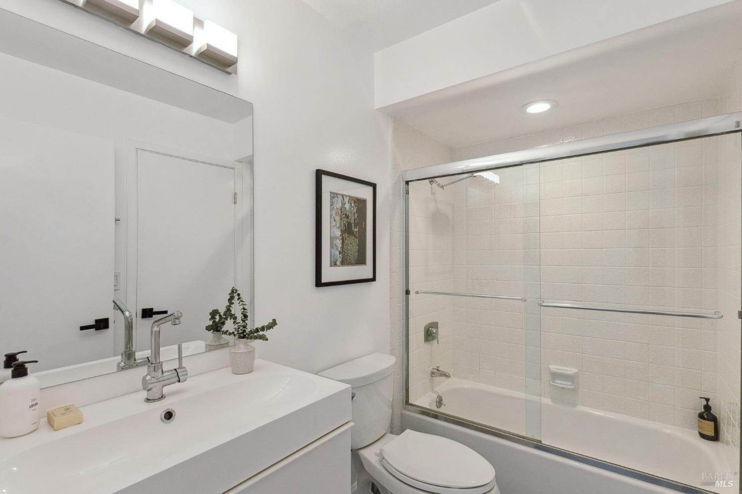 Detail Gallery Image 22 of 30 For 198 Cypress Pl, Sausalito,  CA 94965 - 2 Beds | 2 Baths