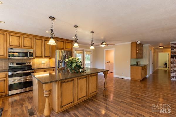 Detail Gallery Image 7 of 71 For 2031 Boonville Rd, Ukiah,  CA 95482 - 3 Beds | 2 Baths