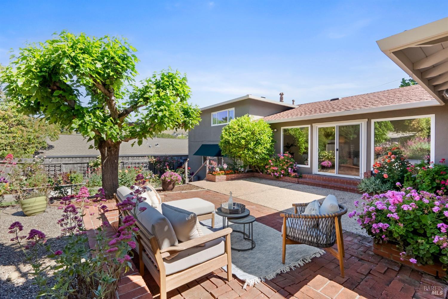 Detail Gallery Image 11 of 53 For 601 Thornwood Ter, San Rafael,  CA 94903 - 4 Beds | 3/1 Baths