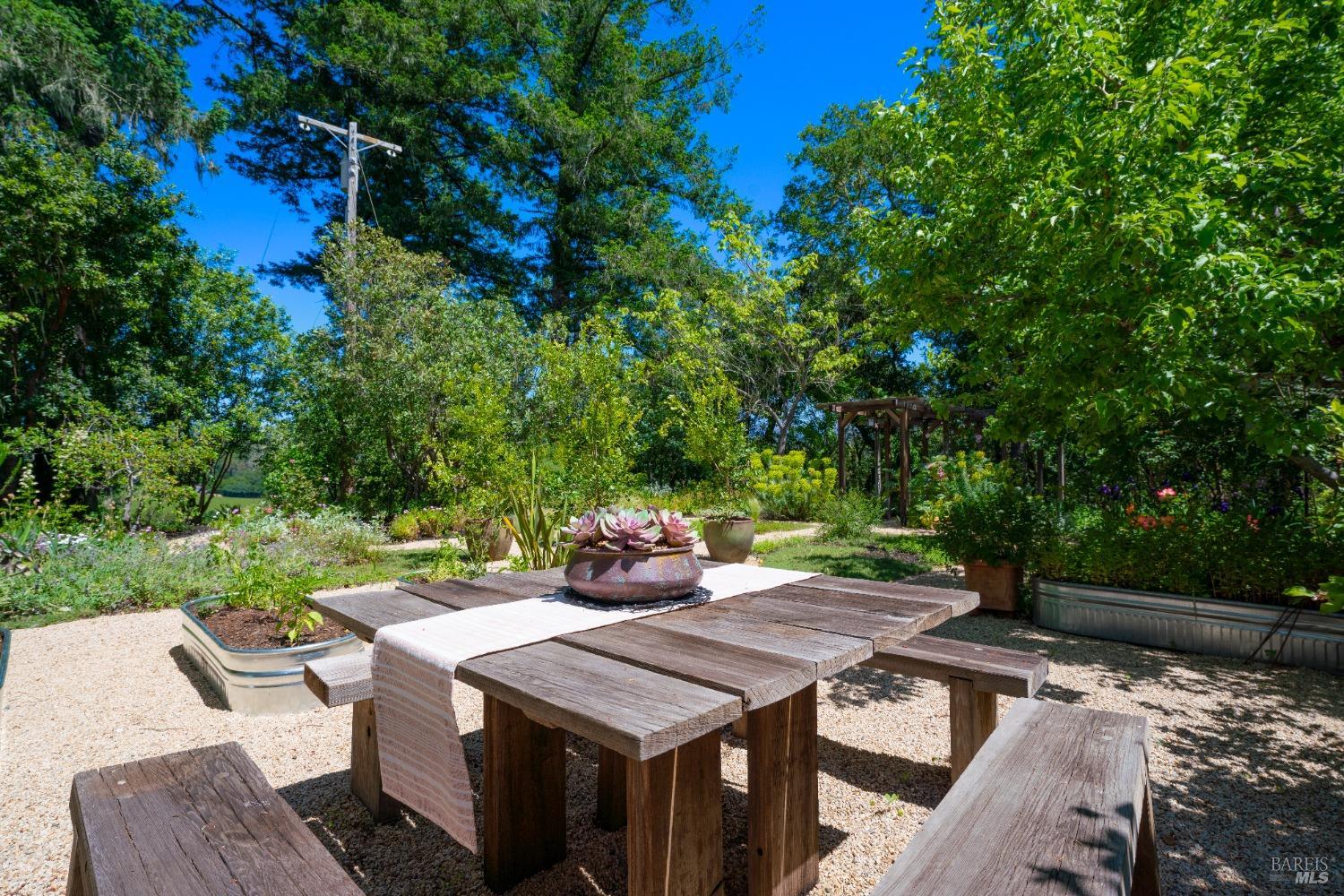 Detail Gallery Image 34 of 55 For 13700 Chalk Hill Rd, Healdsburg,  CA 95448 - 3 Beds | 2 Baths