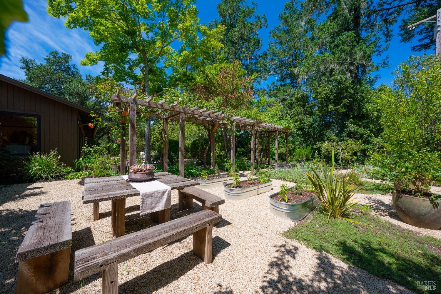 Detail Gallery Image 36 of 55 For 13700 Chalk Hill Rd, Healdsburg,  CA 95448 - 3 Beds | 2 Baths