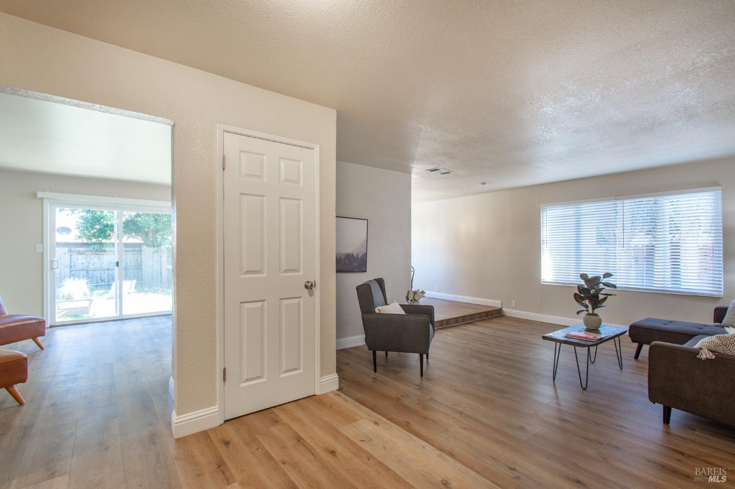 Detail Gallery Image 8 of 27 For 1936 Forest Ln, Vacaville,  CA 95687 - 3 Beds | 2 Baths