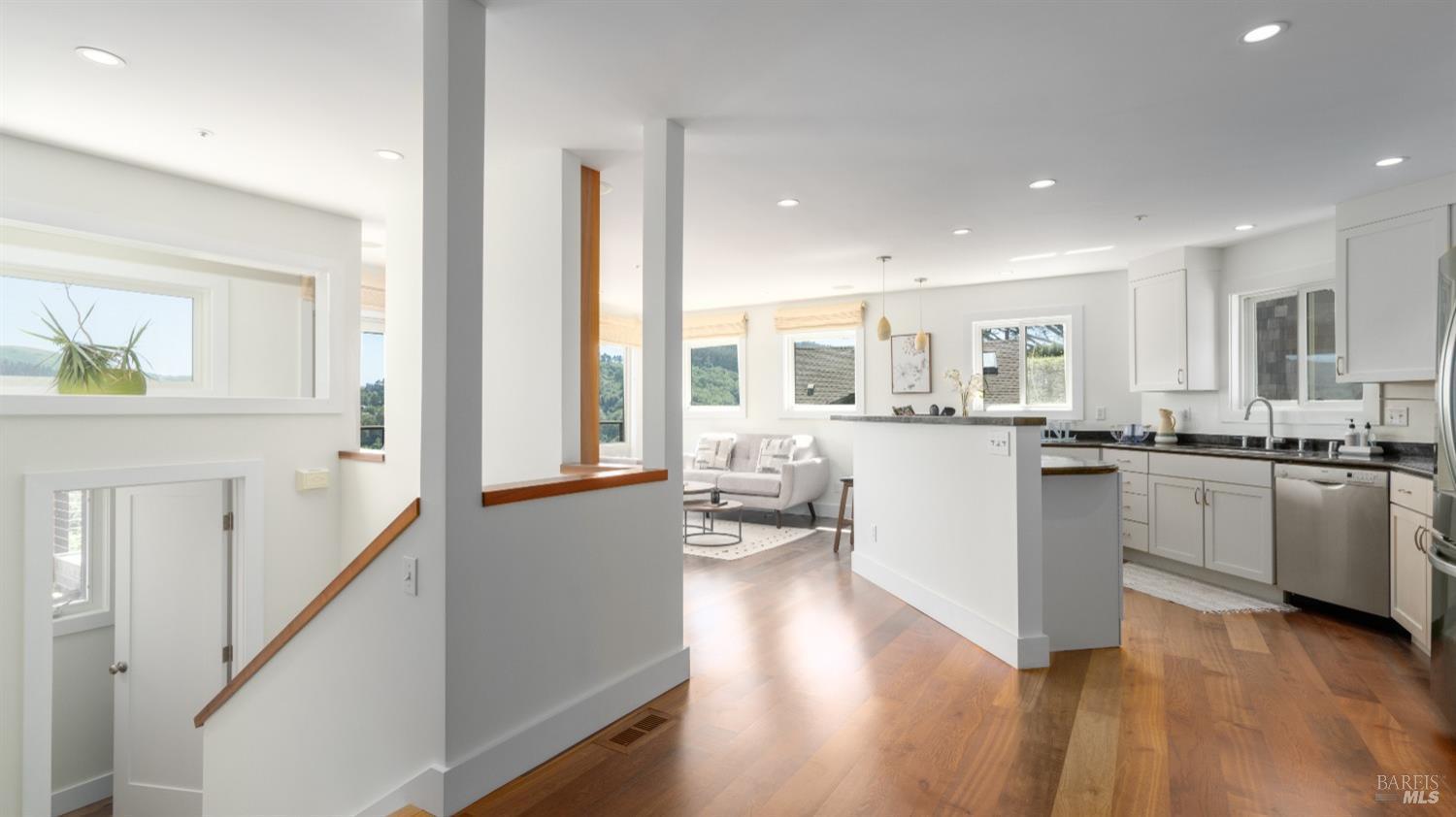 Detail Gallery Image 13 of 46 For 273 Cleveland Ave, Mill Valley,  CA 94941 - 4 Beds | 2/1 Baths