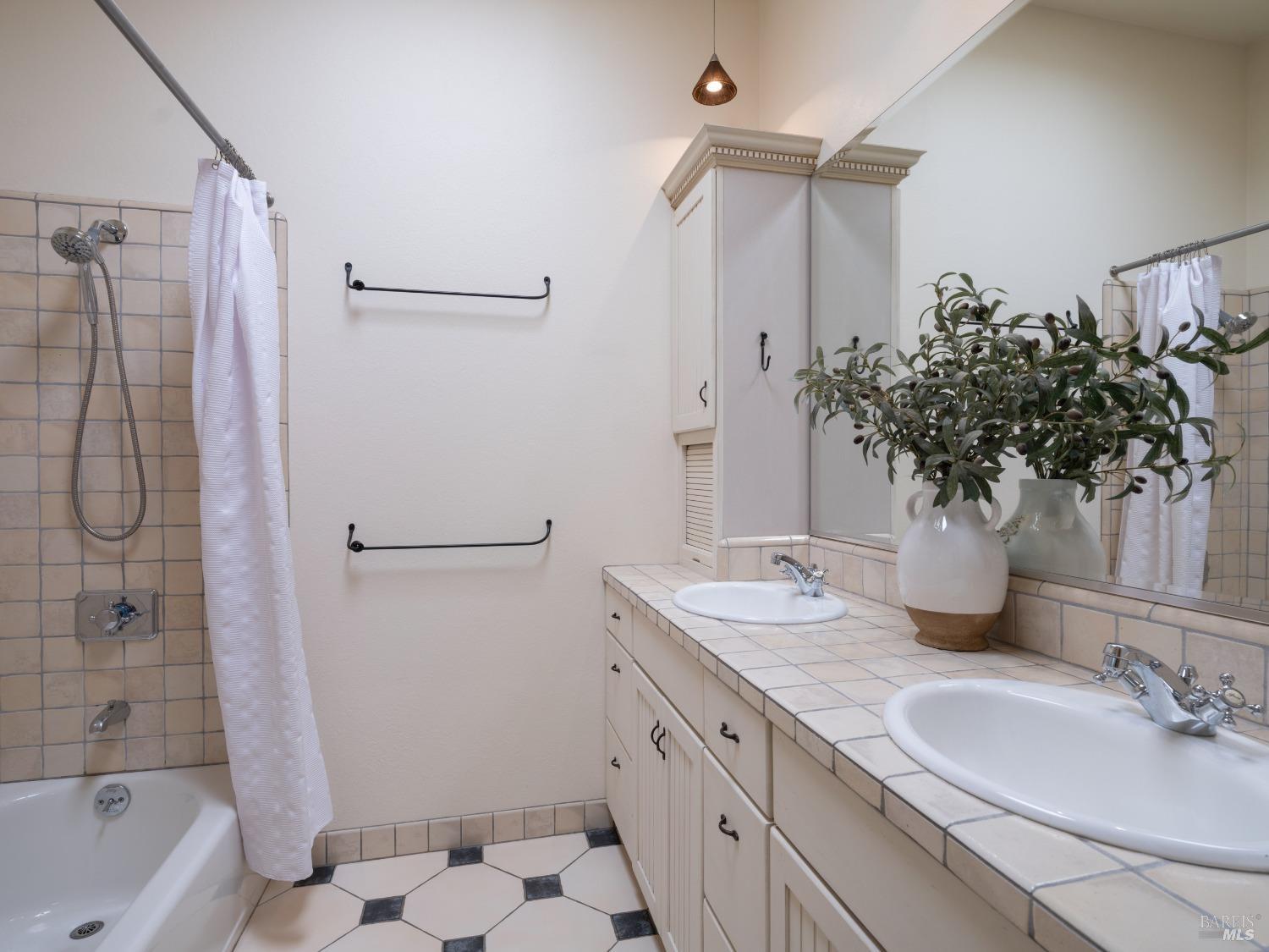 Detail Gallery Image 15 of 39 For 816 Descanso Way, San Rafael,  CA 94903 - 3 Beds | 2 Baths