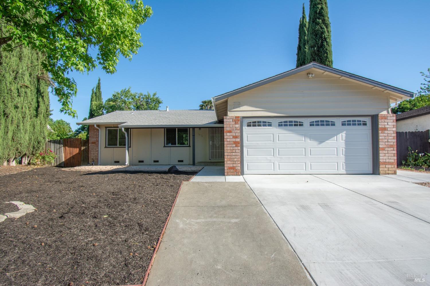 Detail Gallery Image 1 of 27 For 1936 Forest Ln, Vacaville,  CA 95687 - 3 Beds | 2 Baths