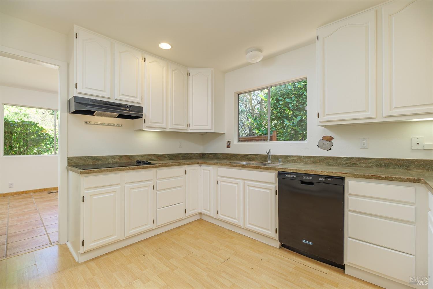 Detail Gallery Image 8 of 38 For 88 Buena Vista Ave, Mill Valley,  CA 94941 - 3 Beds | 2 Baths