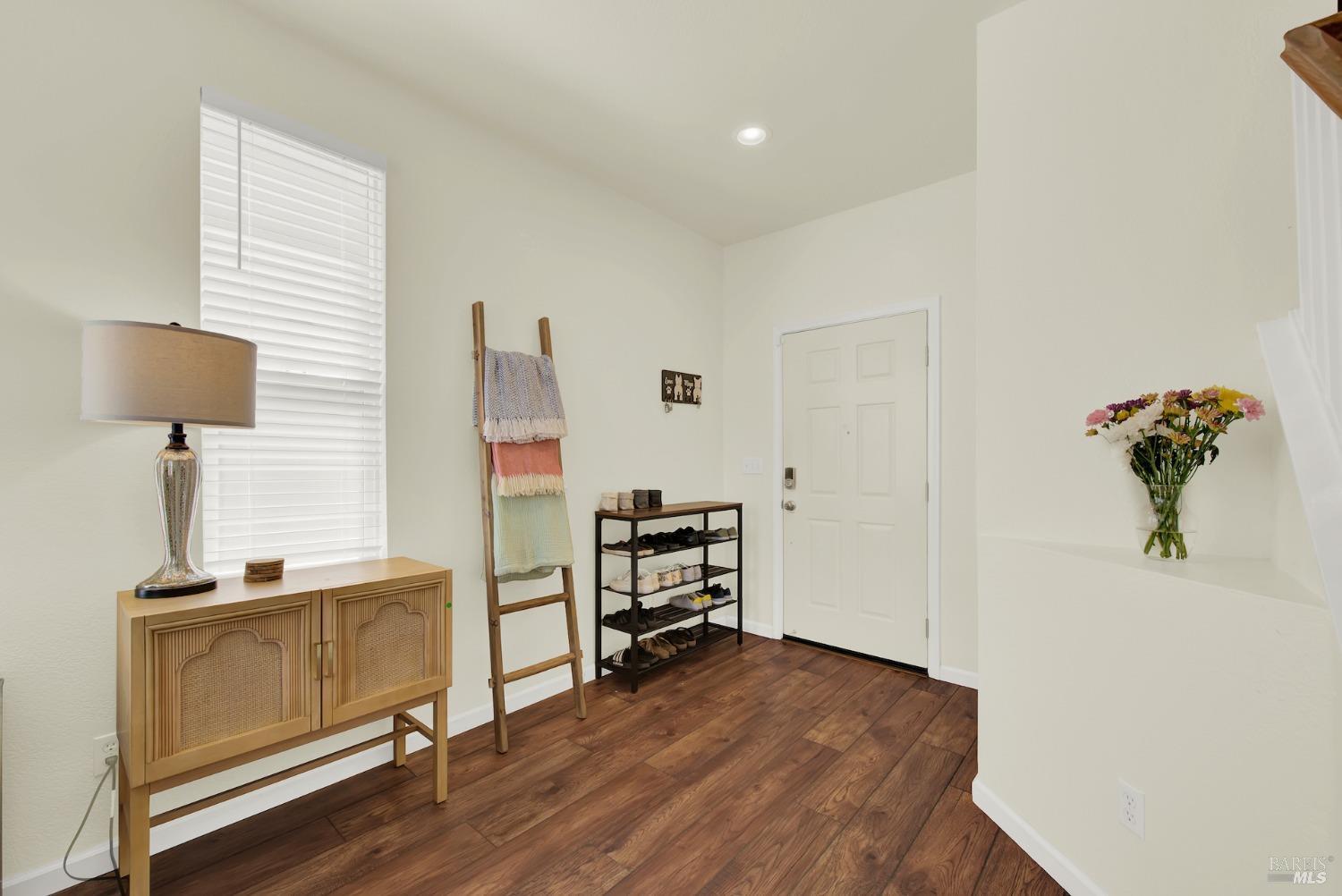 Detail Gallery Image 10 of 60 For 561 Chateau Way, Vacaville,  CA 95687 - 3 Beds | 2/1 Baths
