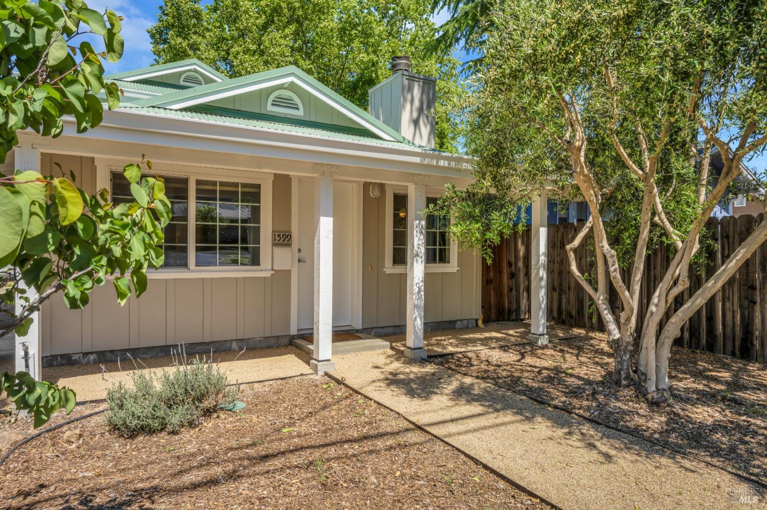 Detail Gallery Image 1 of 14 For 1599 Lake St, Calistoga,  CA 94515 - 2 Beds | 2 Baths