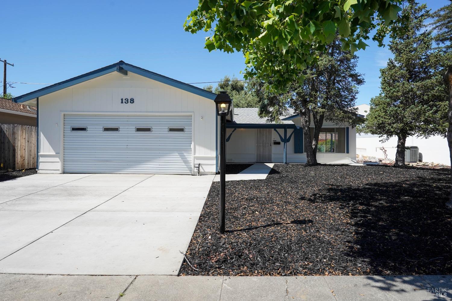 Detail Gallery Image 2 of 36 For 138 Olympic Cir, Vacaville,  CA 95687 - 2 Beds | 2 Baths