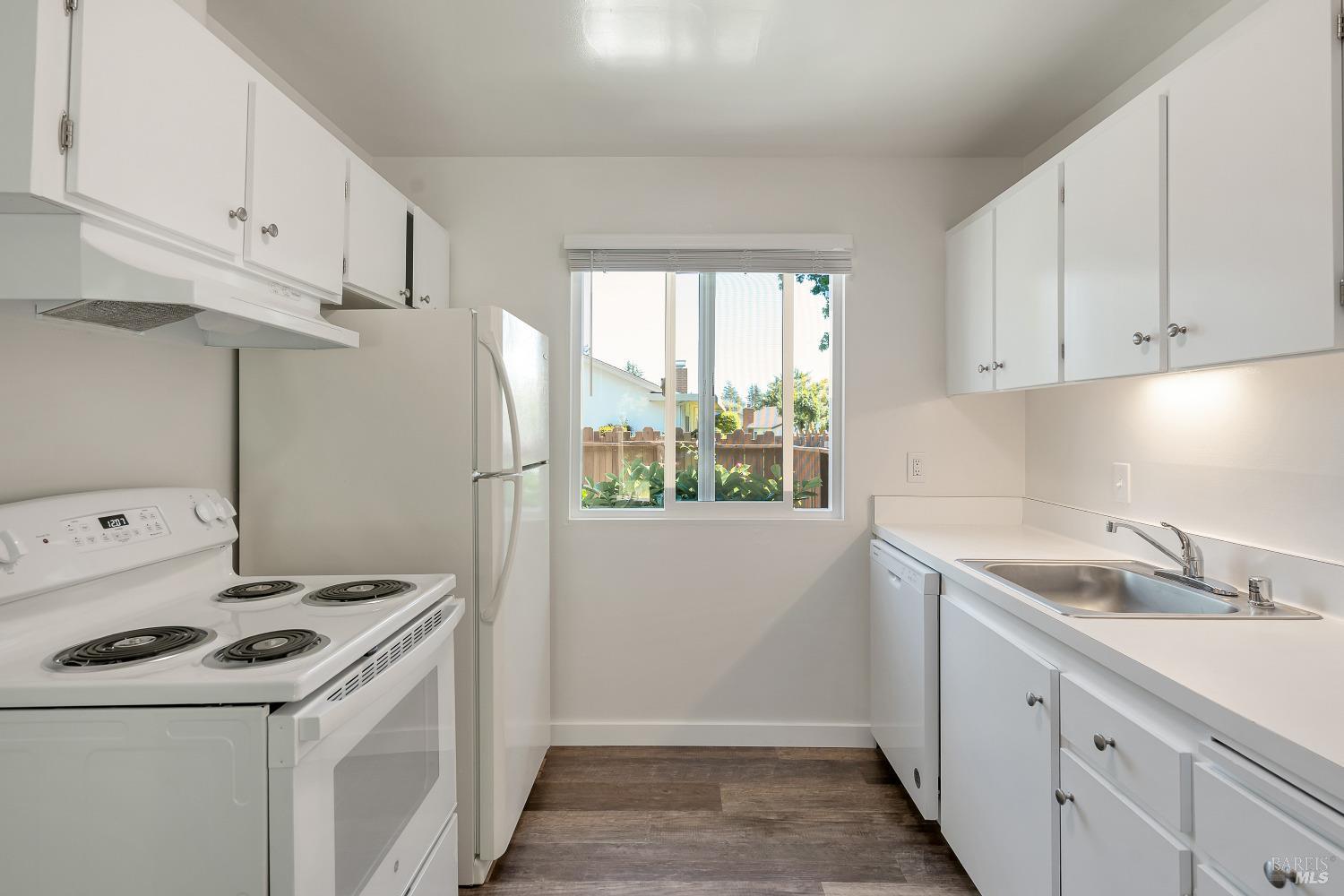 Detail Gallery Image 10 of 32 For 1366 Mission Dr, Sonoma,  CA 95476 - 2 Beds | 1 Baths