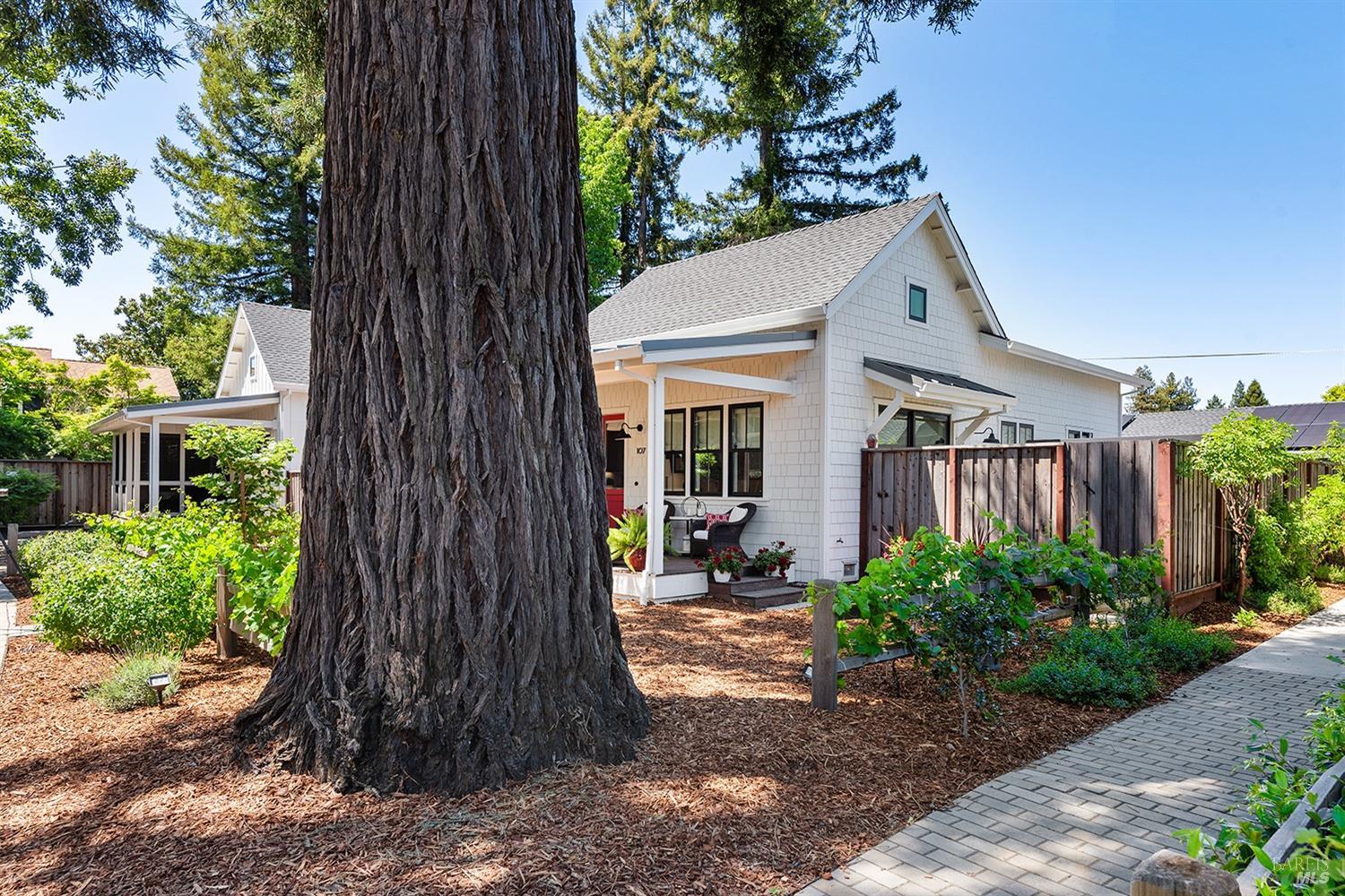 Detail Gallery Image 3 of 39 For 107 Kennedy Ln, Healdsburg,  CA 95448 - 2 Beds | 2 Baths