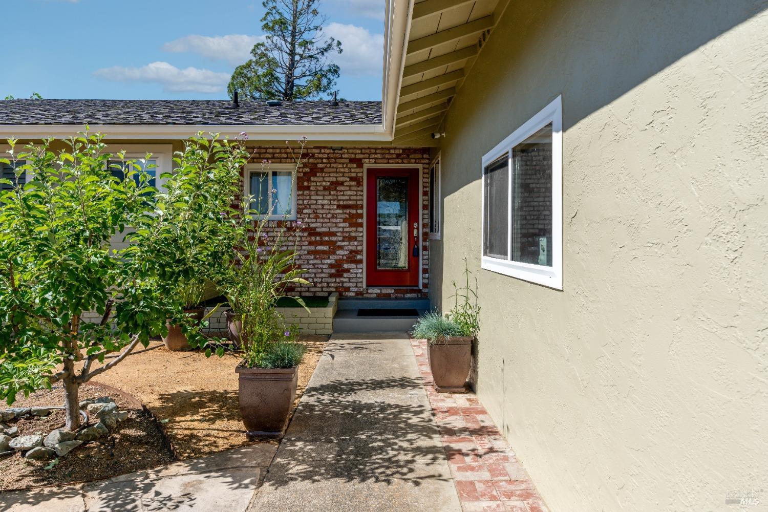 Detail Gallery Image 3 of 20 For 348 George Pl, Ukiah,  CA 95482 - 3 Beds | 2 Baths