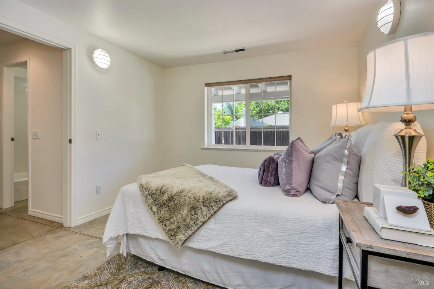 Detail Gallery Image 9 of 14 For 1599 Lake St, Calistoga,  CA 94515 - 2 Beds | 2 Baths