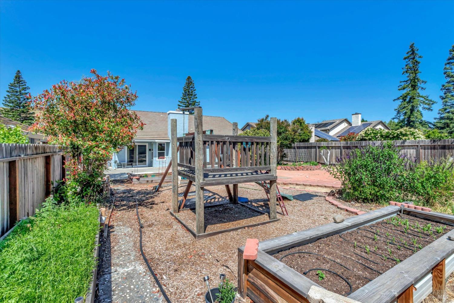 Detail Gallery Image 4 of 29 For 113 Amberwood Ct, Vacaville,  CA 95688 - 4 Beds | 2 Baths
