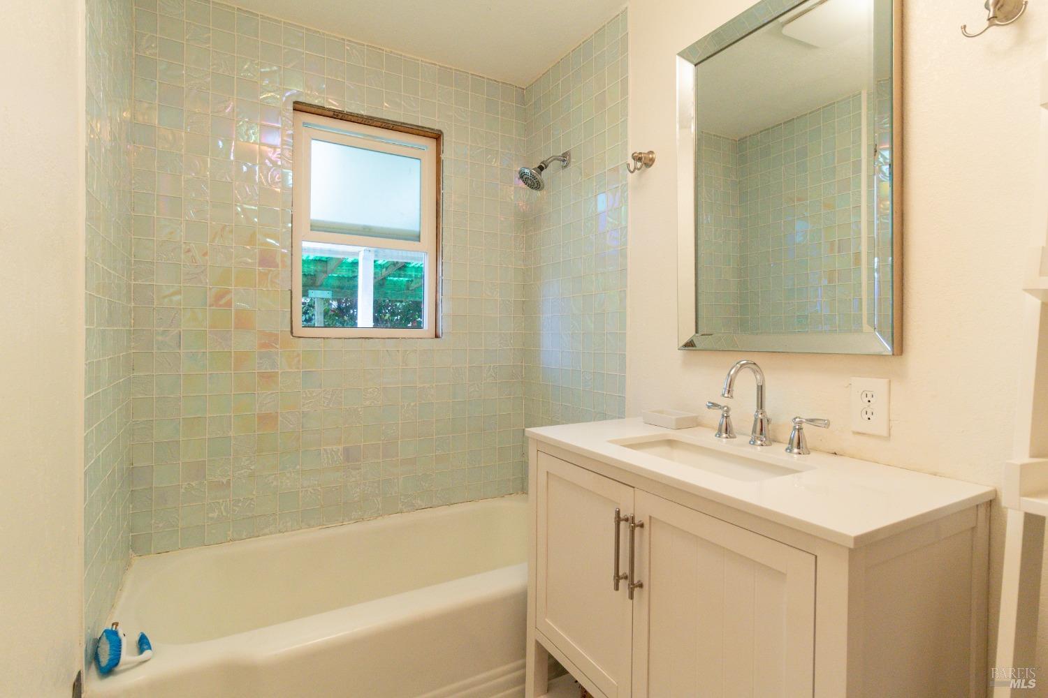 Detail Gallery Image 5 of 28 For 306 Champlain Ave, Cloverdale,  CA 95425 - 3 Beds | 1 Baths