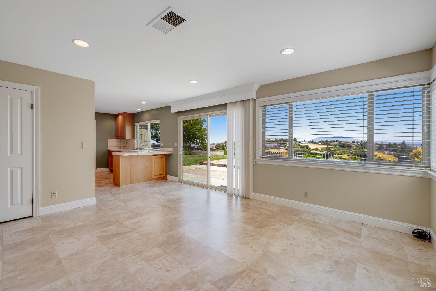 Detail Gallery Image 15 of 42 For 272 Carlisle Way, Benicia,  CA 94510 - 4 Beds | 2/1 Baths