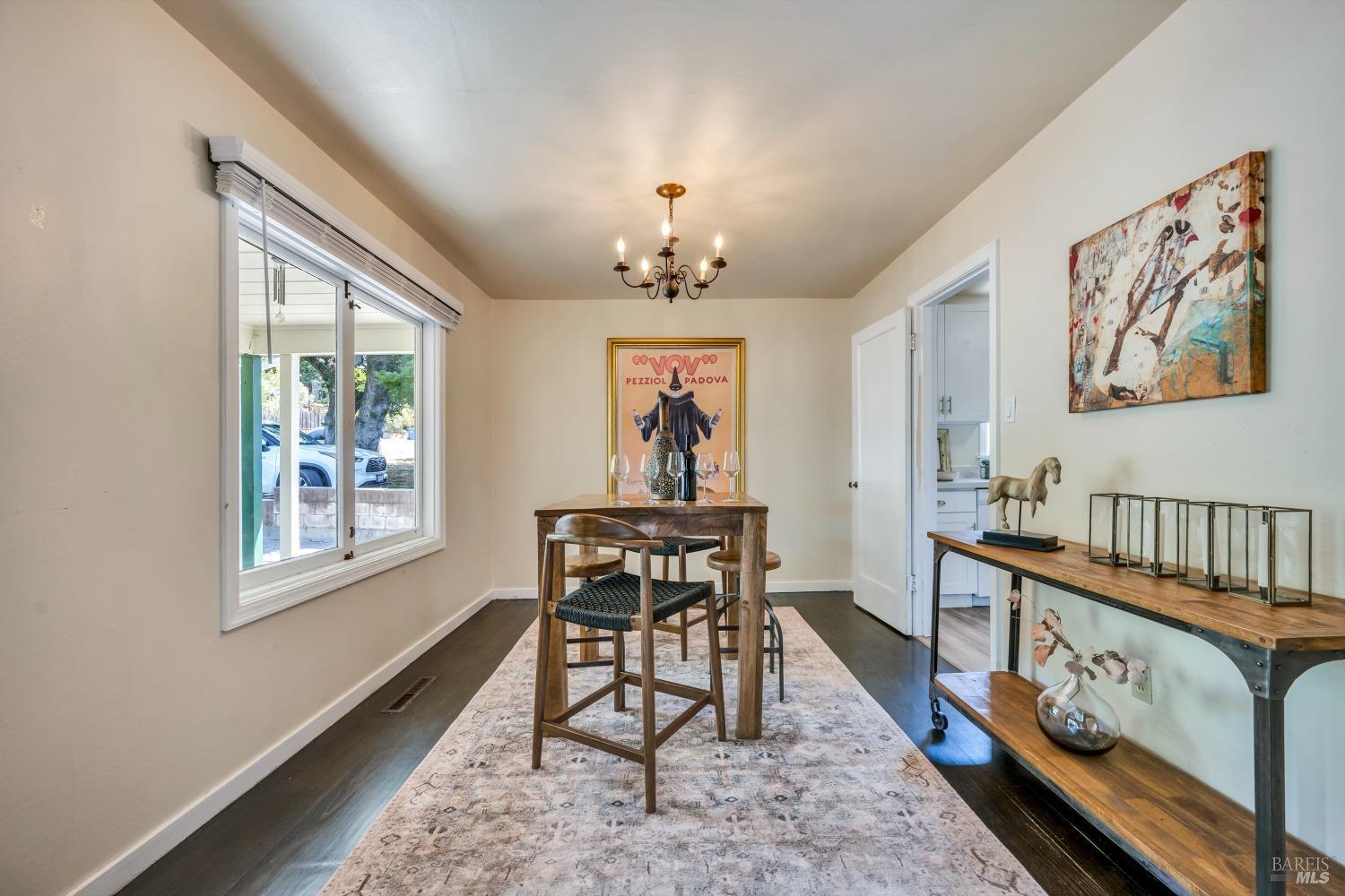 Detail Gallery Image 5 of 28 For 215 E Spring St, Napa,  CA 94559 - 3 Beds | 1/1 Baths