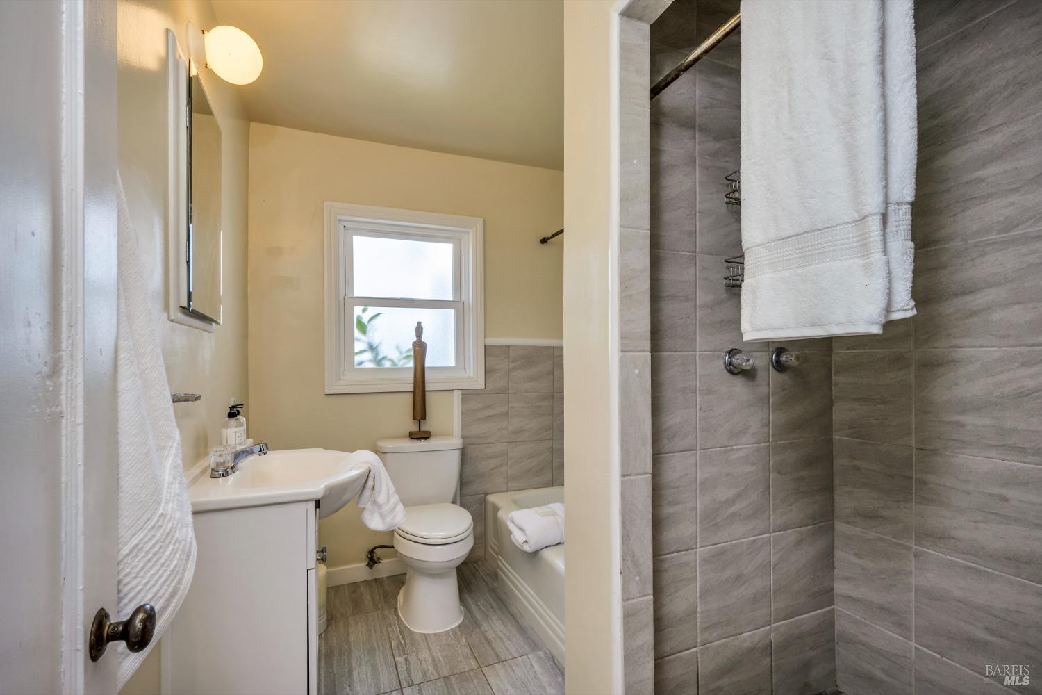 Detail Gallery Image 12 of 28 For 215 E Spring St, Napa,  CA 94559 - 3 Beds | 1/1 Baths