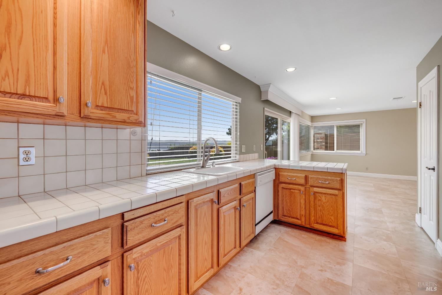 Detail Gallery Image 12 of 42 For 272 Carlisle Way, Benicia,  CA 94510 - 4 Beds | 2/1 Baths