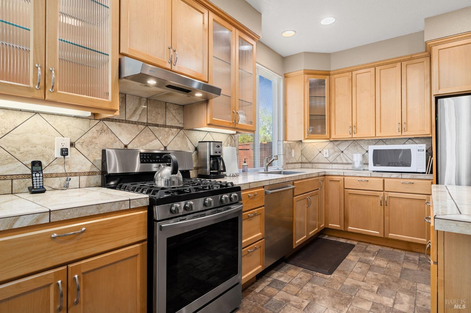 Detail Gallery Image 9 of 28 For 206 Bouquet Cir, Windsor,  CA 95492 - 3 Beds | 2 Baths