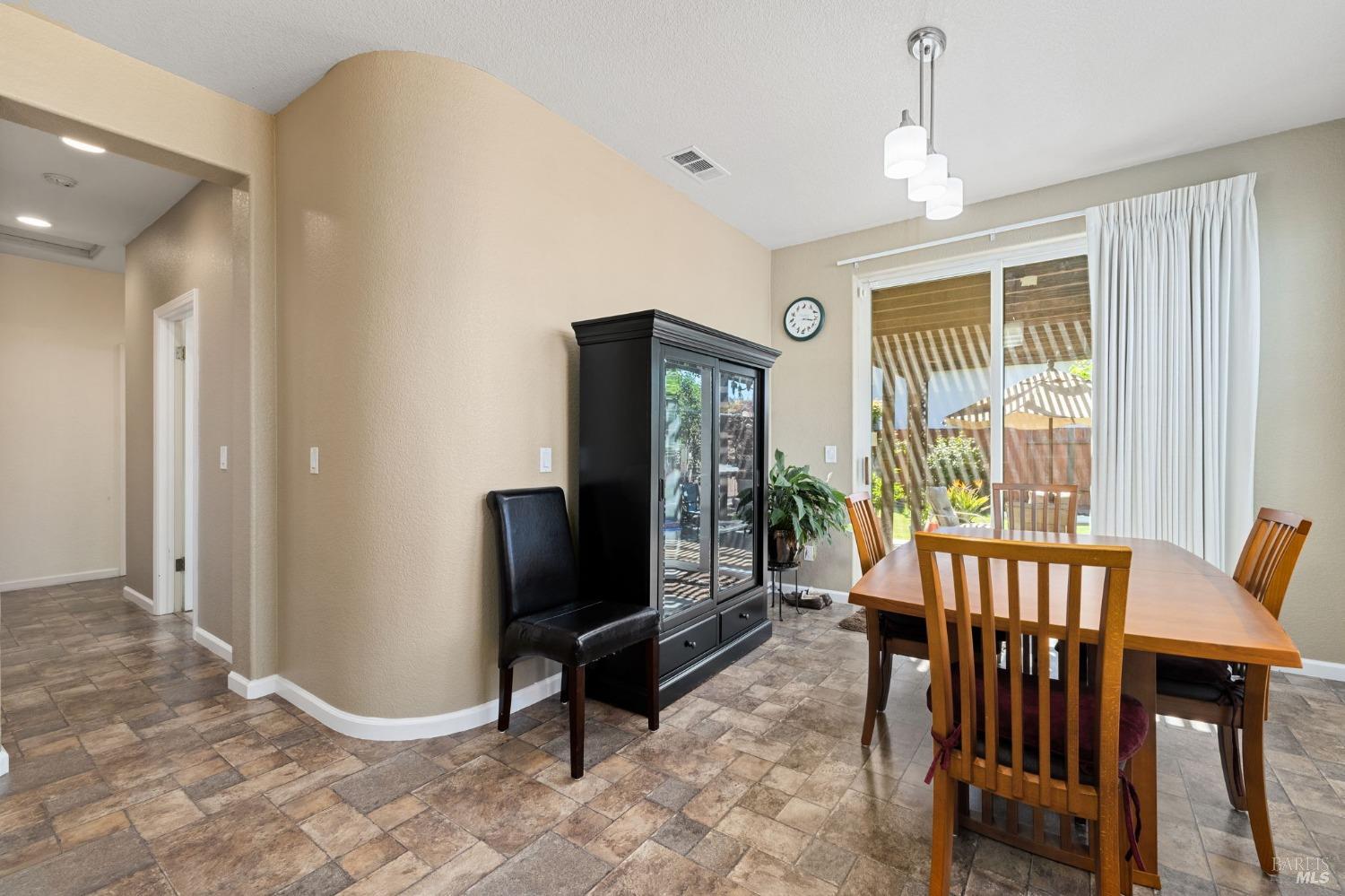 Detail Gallery Image 11 of 28 For 206 Bouquet Cir, Windsor,  CA 95492 - 3 Beds | 2 Baths
