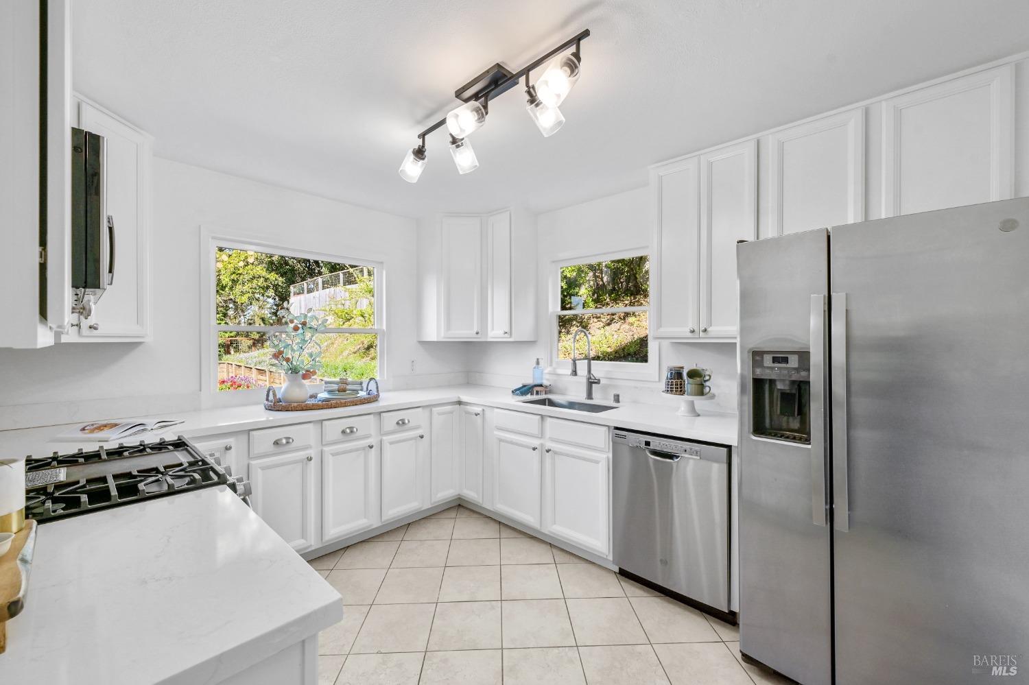 Detail Gallery Image 9 of 38 For 86 Granada Dr, Corte Madera,  CA 94925 - 4 Beds | 2 Baths