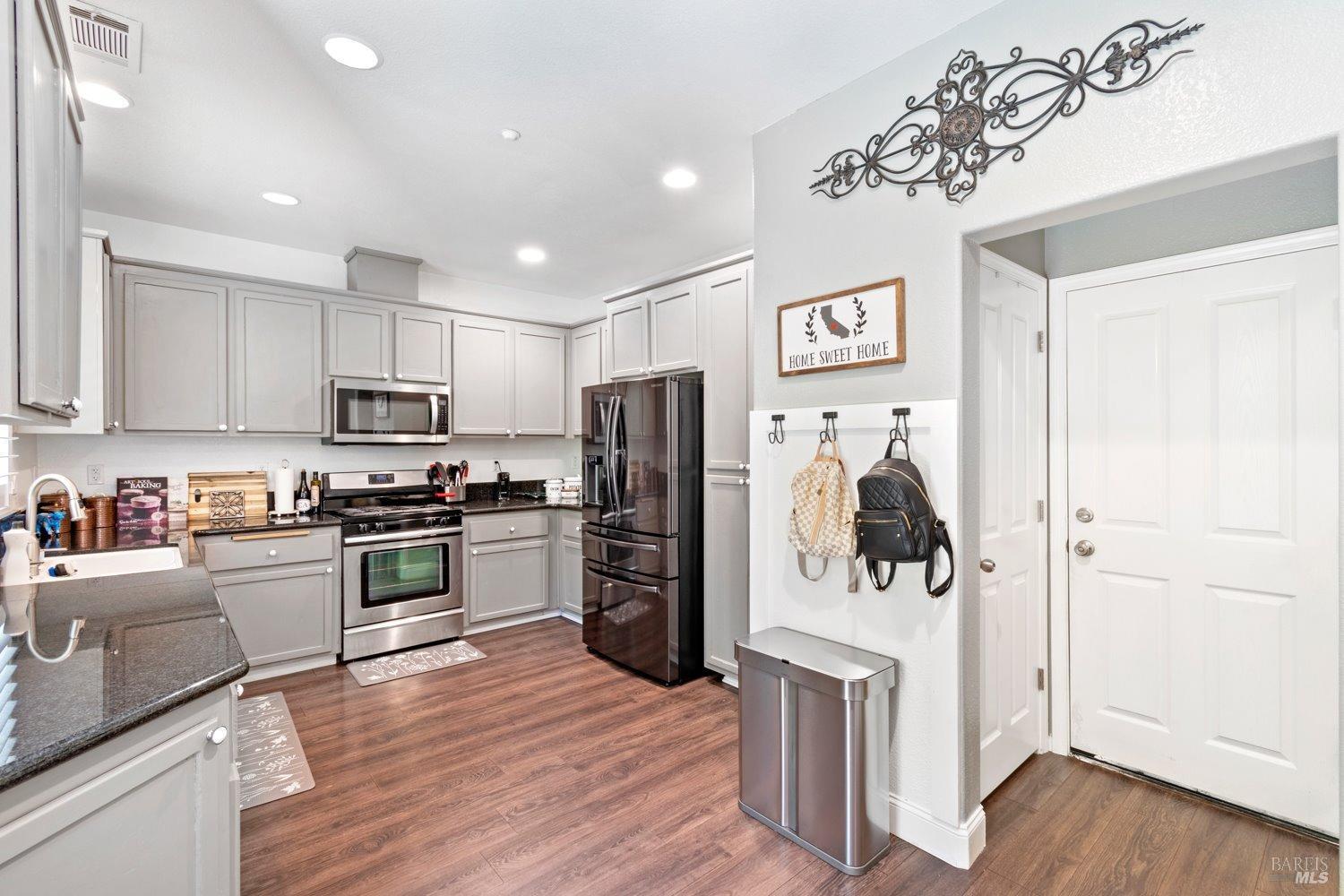 Detail Gallery Image 11 of 60 For 119 Summerfield Dr, Vacaville,  CA 95687 - 4 Beds | 2/1 Baths