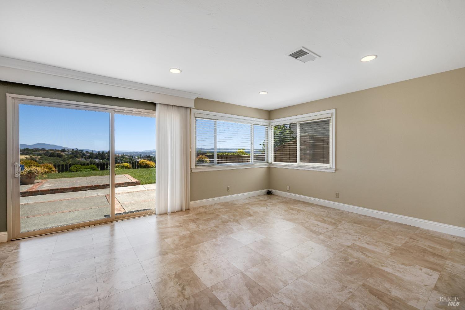 Detail Gallery Image 16 of 42 For 272 Carlisle Way, Benicia,  CA 94510 - 4 Beds | 2/1 Baths