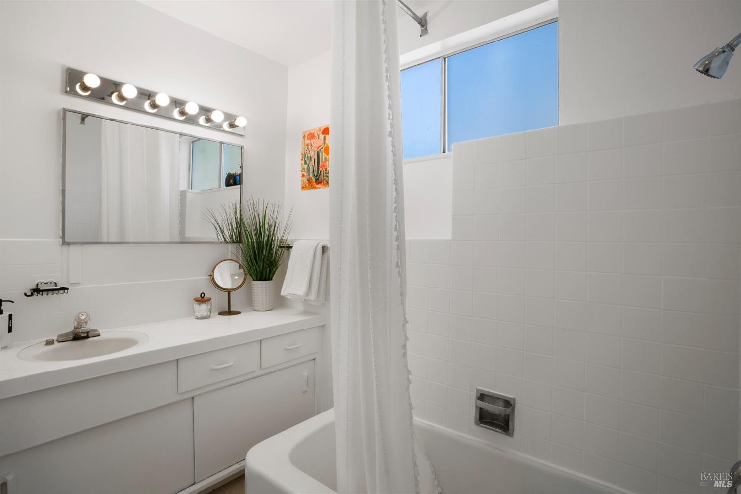 Detail Gallery Image 11 of 47 For 17290 Hillside Ave, Sonoma,  CA 95476 - 2 Beds | 2 Baths