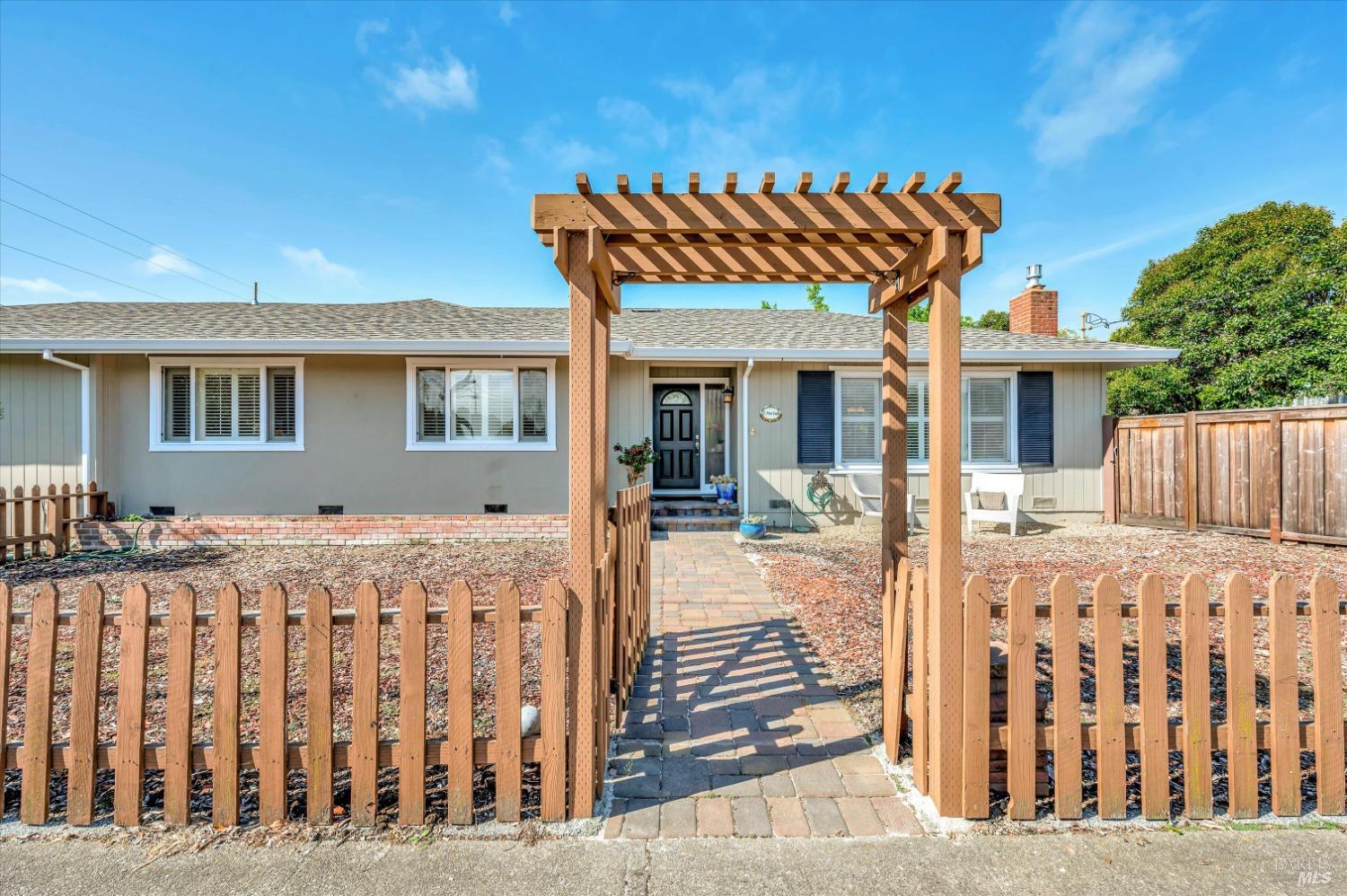 Detail Gallery Image 1 of 33 For 2 Arbor Cir, Novato,  CA 94947 - 3 Beds | 2 Baths