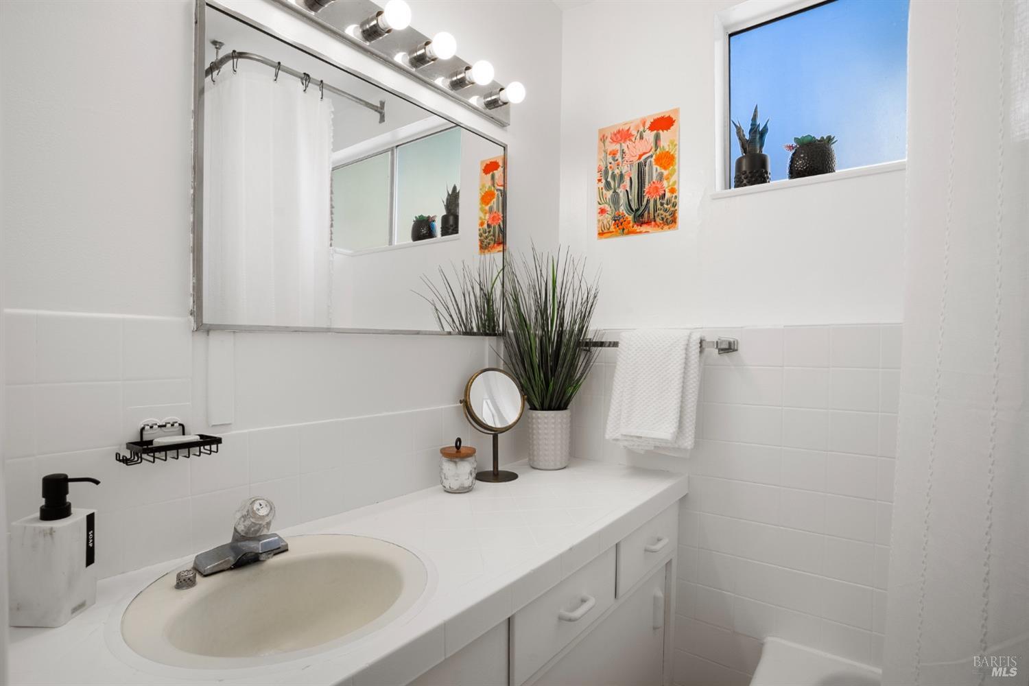 Detail Gallery Image 12 of 47 For 17290 Hillside Ave, Sonoma,  CA 95476 - 2 Beds | 2 Baths