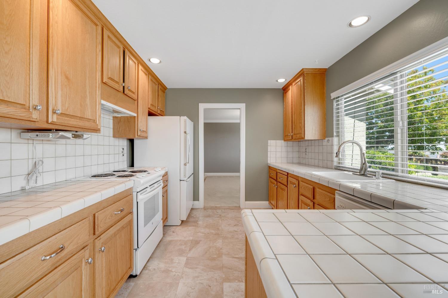Detail Gallery Image 14 of 42 For 272 Carlisle Way, Benicia,  CA 94510 - 4 Beds | 2/1 Baths
