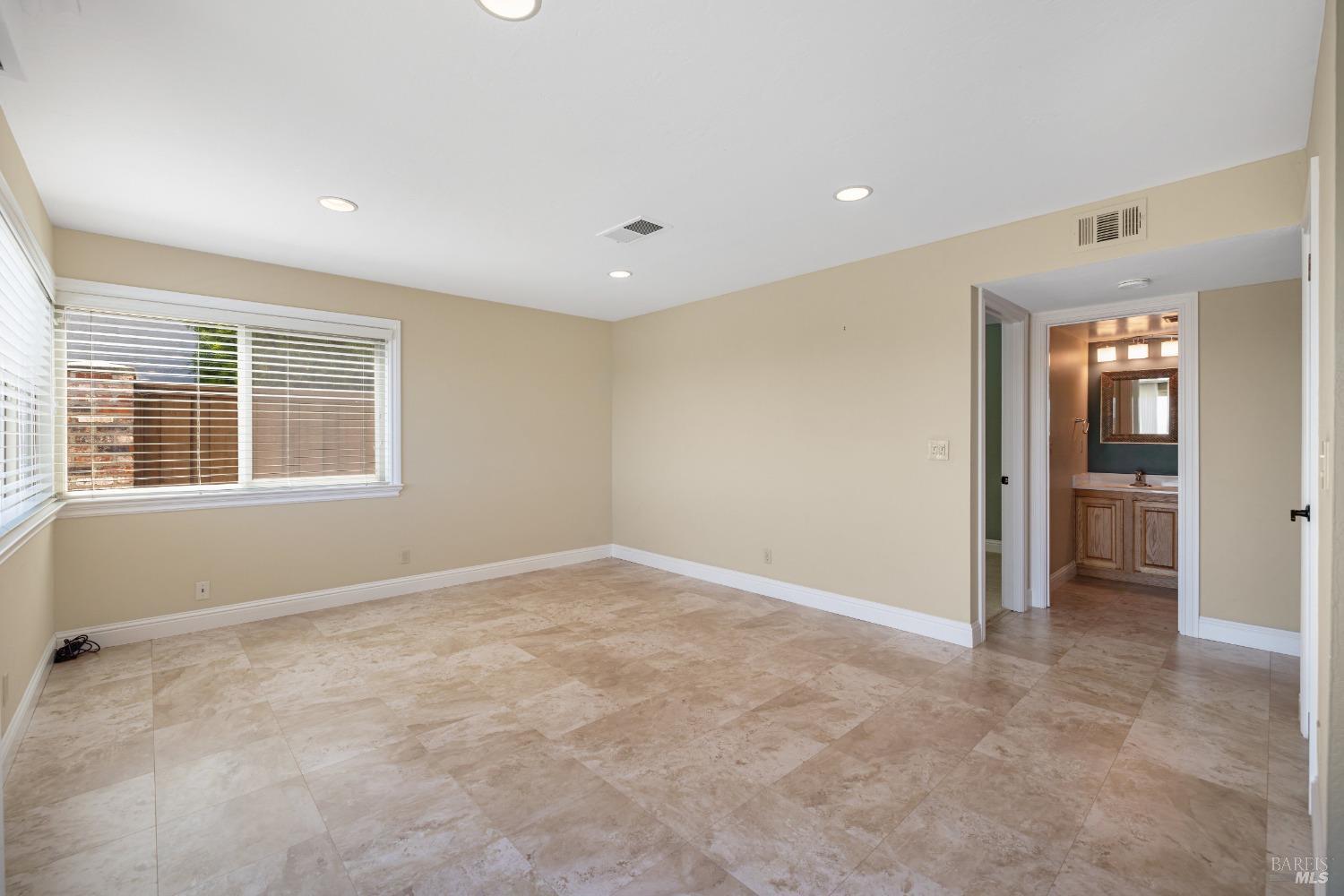 Detail Gallery Image 17 of 42 For 272 Carlisle Way, Benicia,  CA 94510 - 4 Beds | 2/1 Baths
