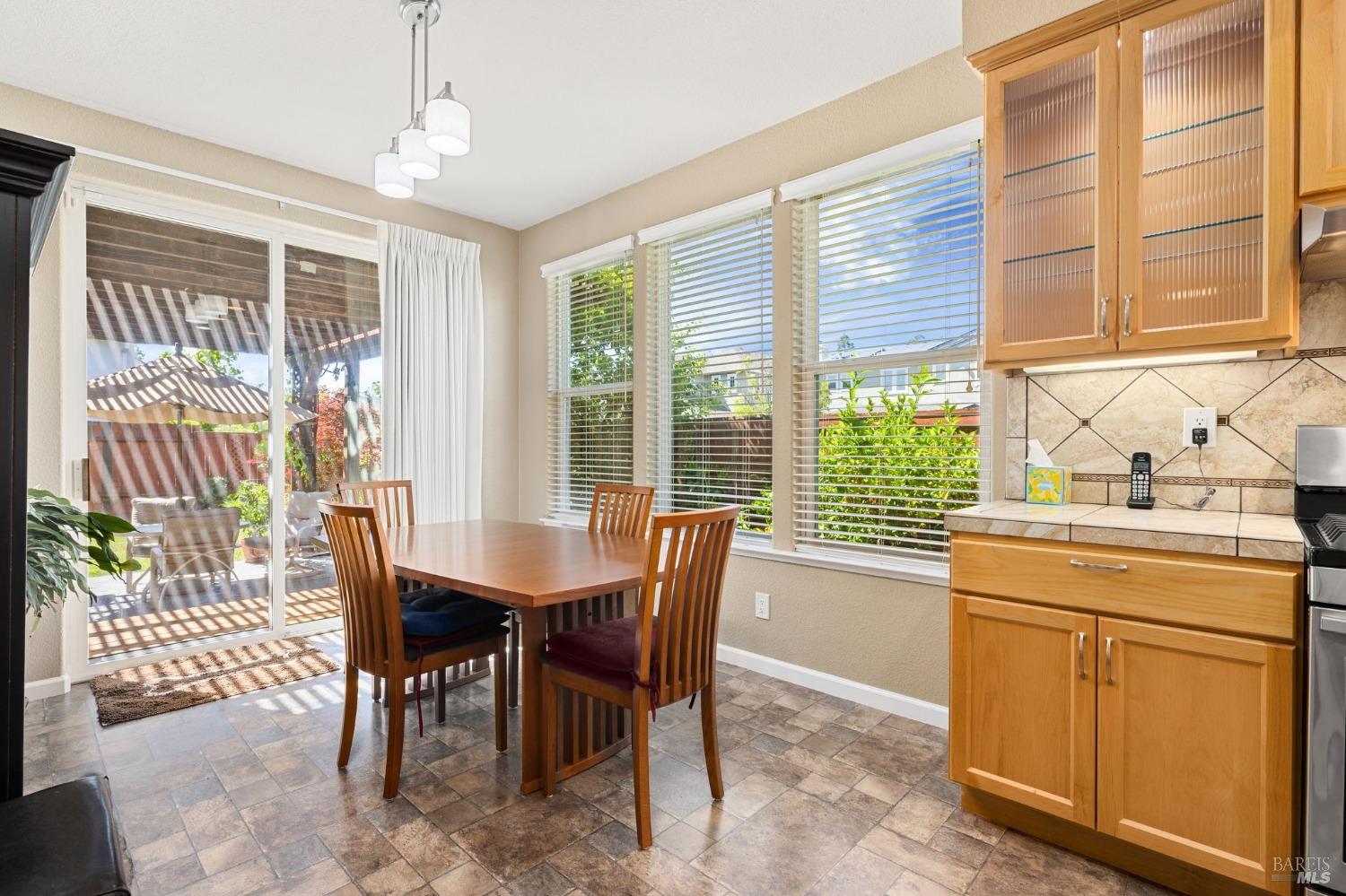 Detail Gallery Image 10 of 28 For 206 Bouquet Cir, Windsor,  CA 95492 - 3 Beds | 2 Baths