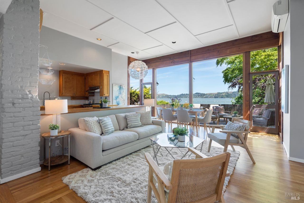 Detail Gallery Image 5 of 43 For 18 Girard Ave, Sausalito,  CA 94965 - 2 Beds | 2/1 Baths