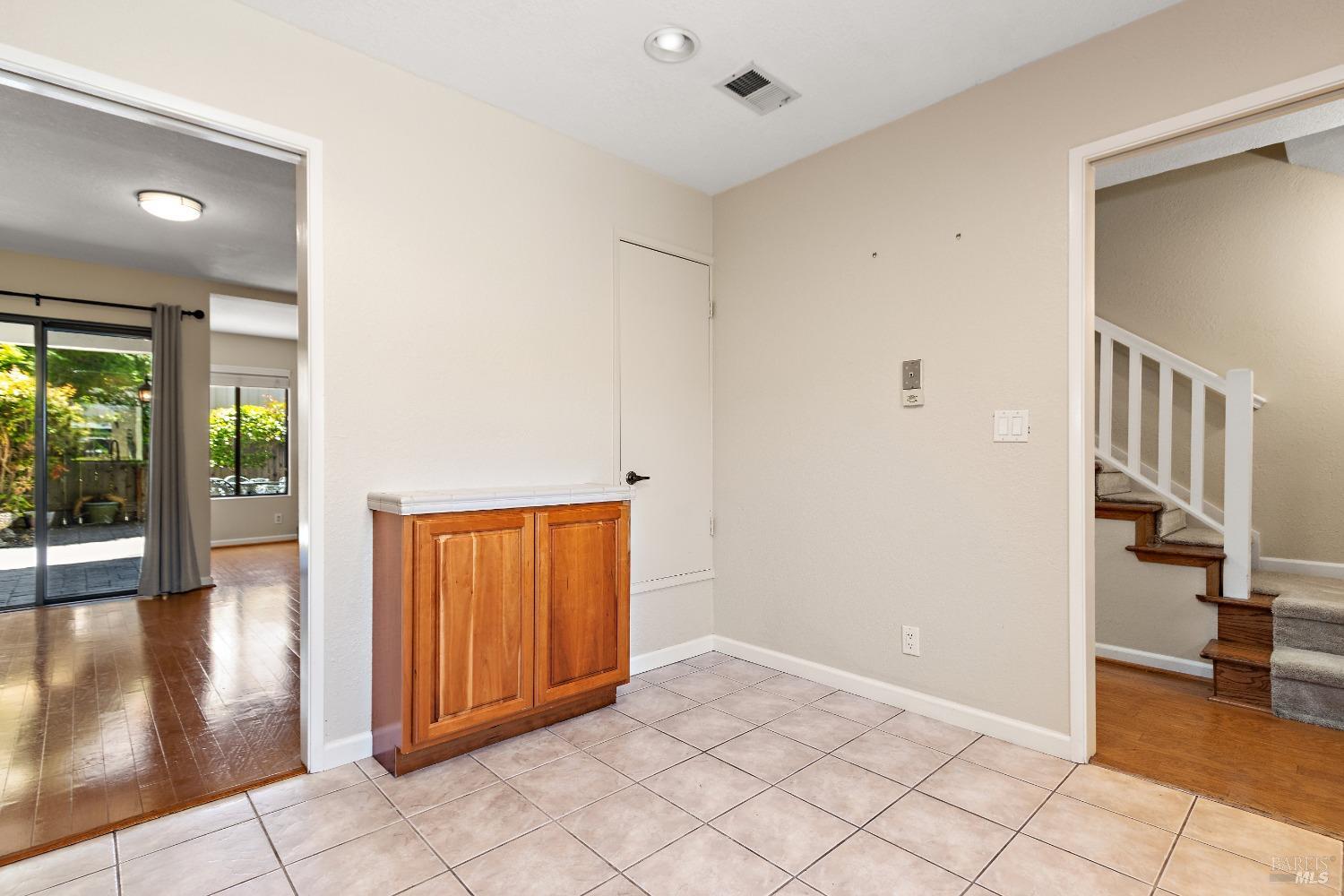 Detail Gallery Image 11 of 33 For 1136 Grove Cir, Benicia,  CA 94510 - 3 Beds | 2/1 Baths