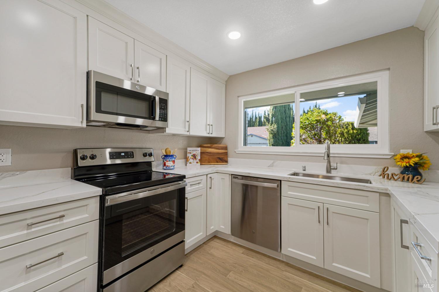 Detail Gallery Image 11 of 34 For 1084 Woodridge Dr, Vacaville,  CA 95687 - 3 Beds | 2 Baths