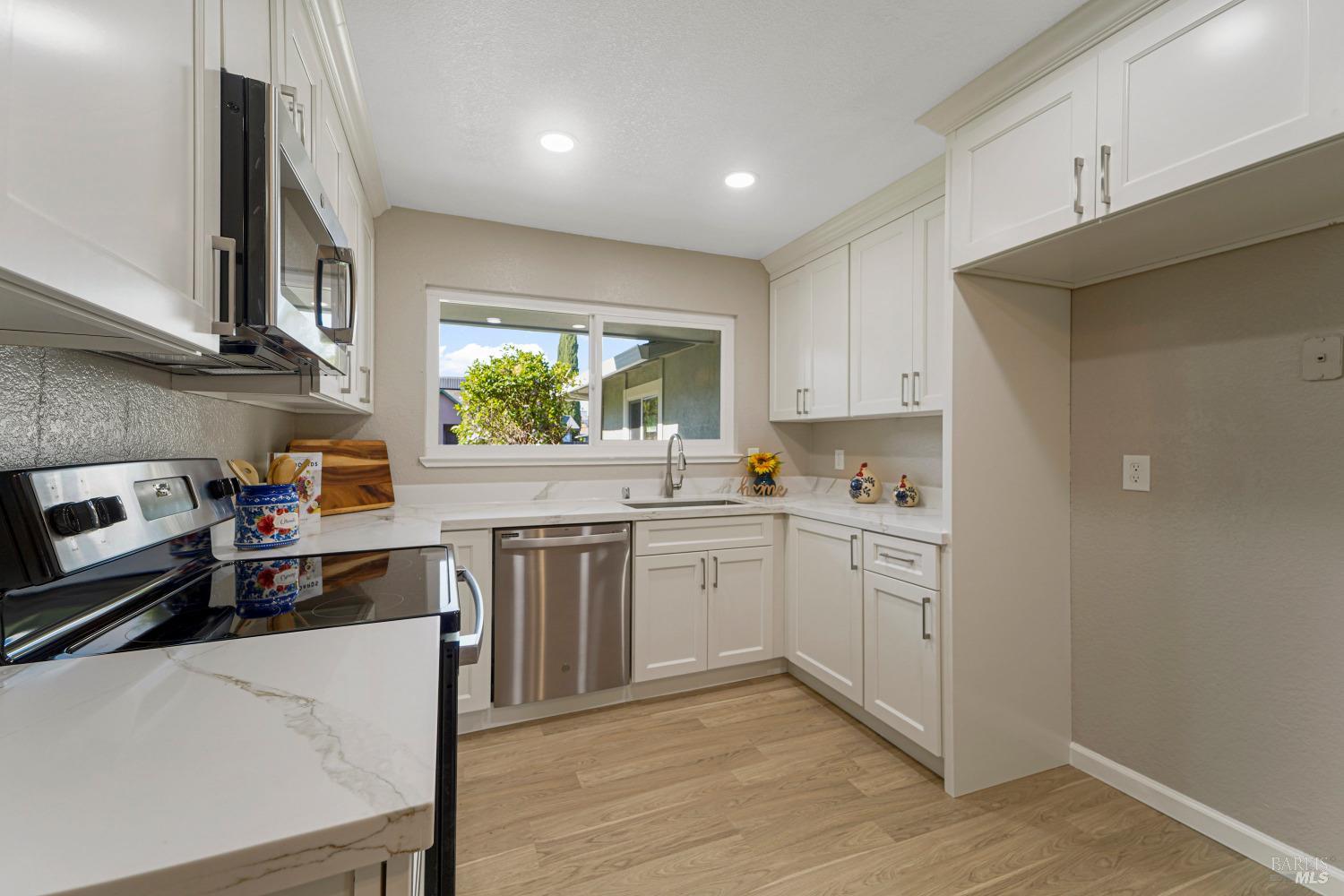Detail Gallery Image 14 of 34 For 1084 Woodridge Dr, Vacaville,  CA 95687 - 3 Beds | 2 Baths