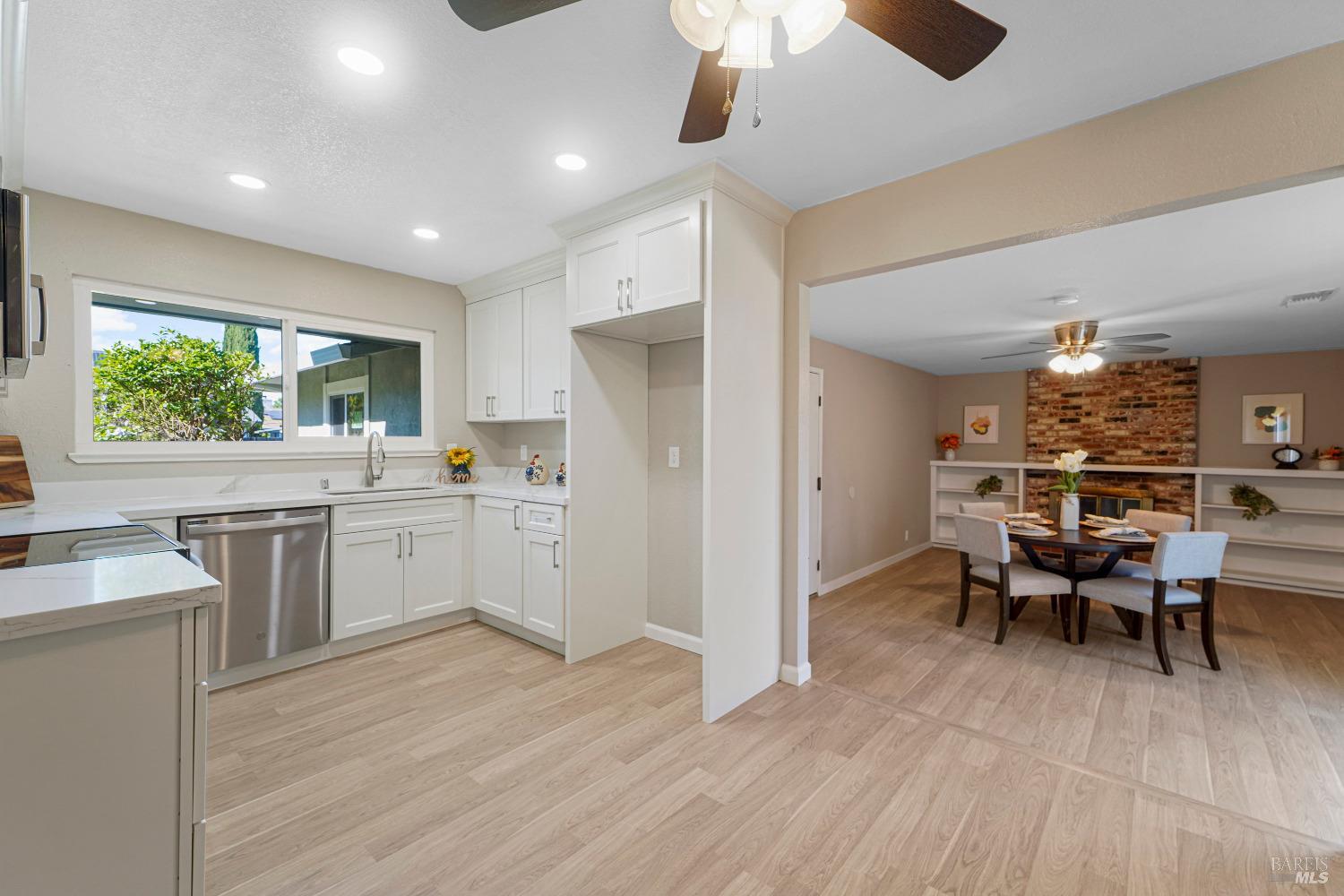 Detail Gallery Image 12 of 34 For 1084 Woodridge Dr, Vacaville,  CA 95687 - 3 Beds | 2 Baths