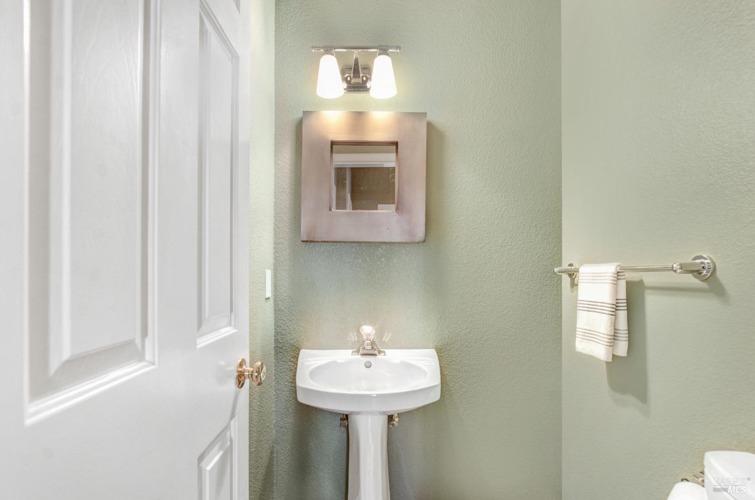 Detail Gallery Image 11 of 36 For 6 Dowitcher Way, San Rafael,  CA 94901 - 3 Beds | 2/1 Baths