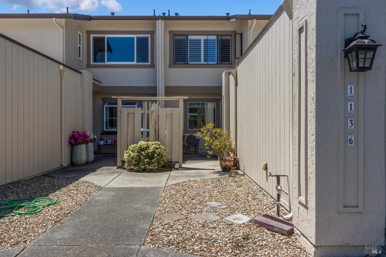 Detail Gallery Image 2 of 33 For 1136 Grove Cir, Benicia,  CA 94510 - 3 Beds | 2/1 Baths