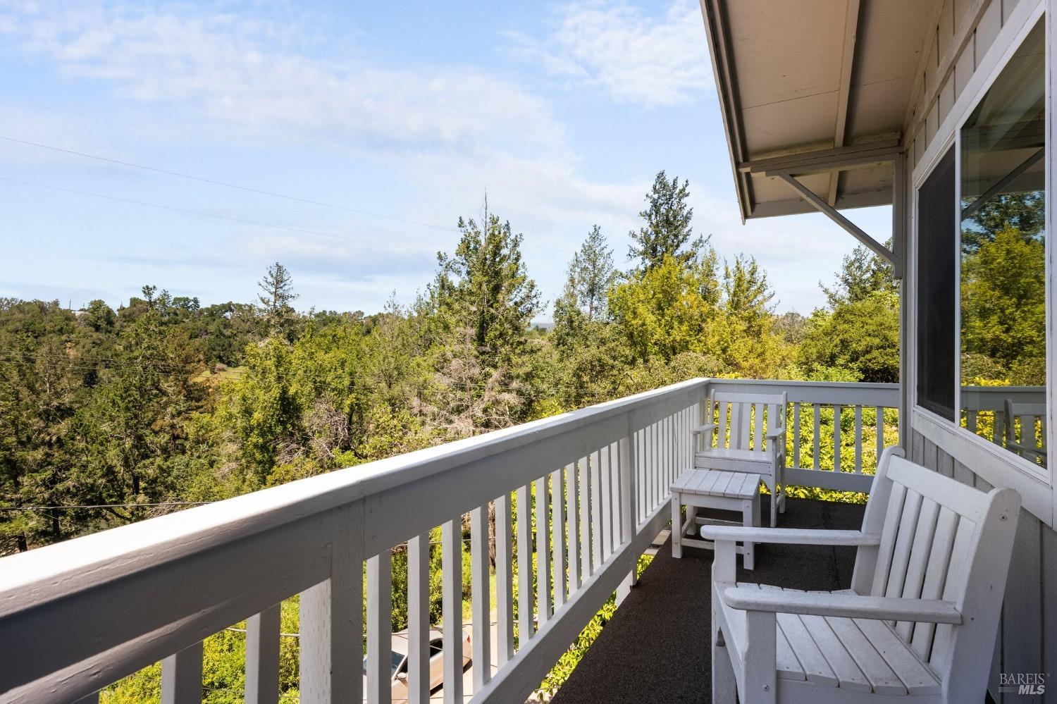 Detail Gallery Image 3 of 45 For 2488 Riverview Dr, Healdsburg,  CA 95448 - 3 Beds | 2 Baths