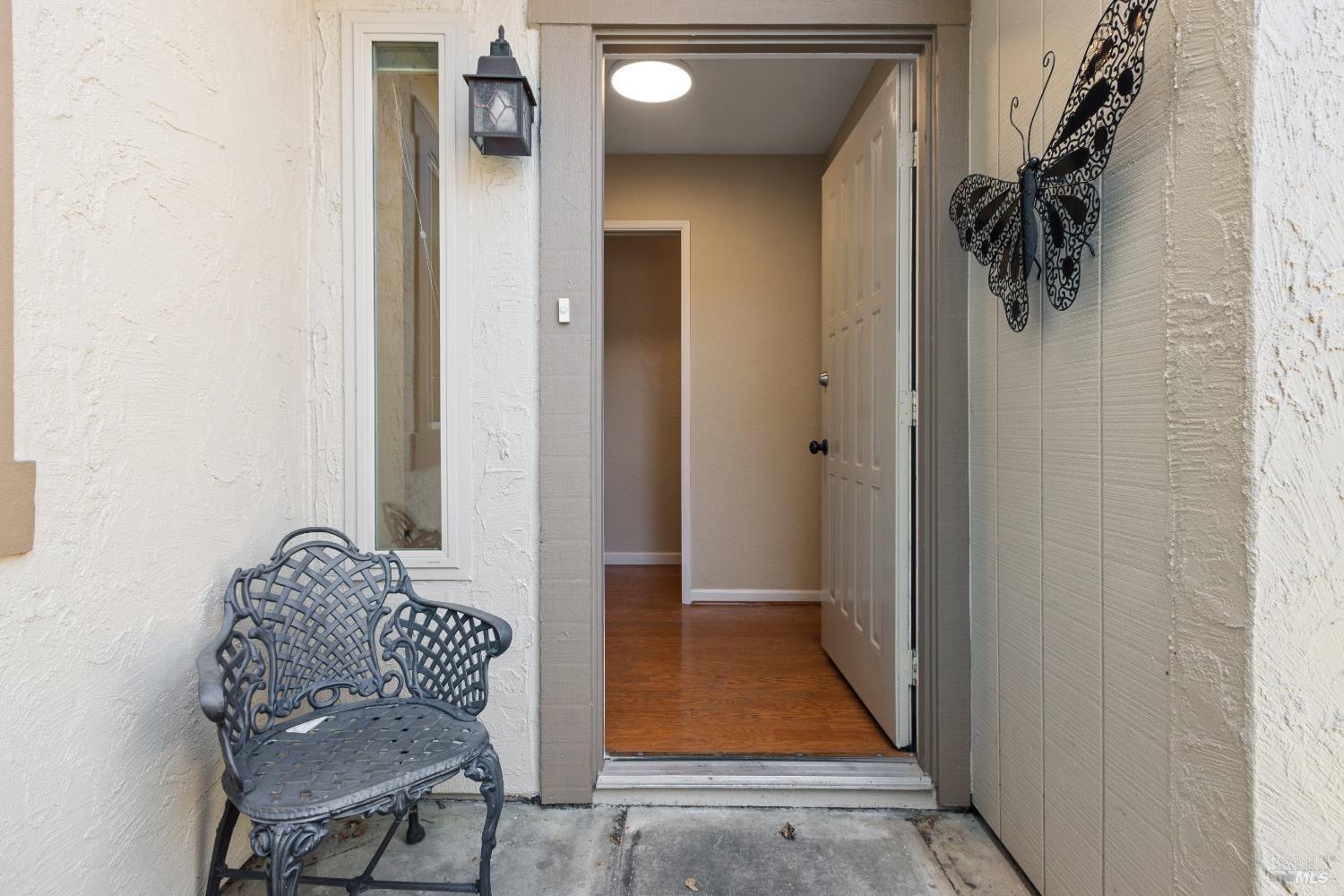 Detail Gallery Image 3 of 33 For 1136 Grove Cir, Benicia,  CA 94510 - 3 Beds | 2/1 Baths