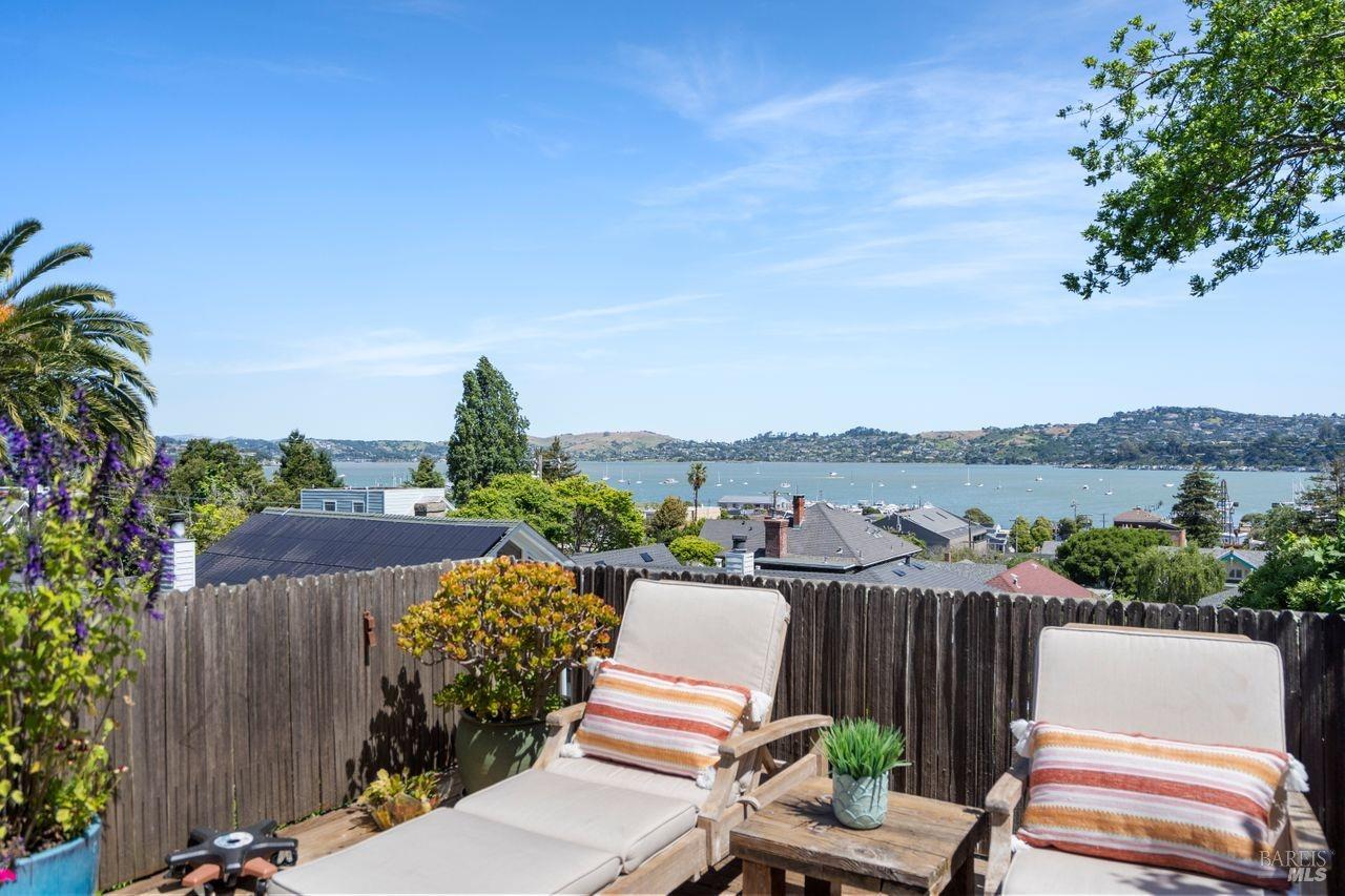 Detail Gallery Image 11 of 43 For 18 Girard Ave, Sausalito,  CA 94965 - 2 Beds | 2/1 Baths